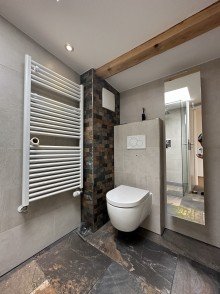 Badezimmer 2 Exklusives Zweifamilienhaus mit modernem Design, Einliegerwohnung und gro�z�gigem Garten