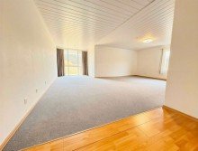 Wohnzimmer - (KI generiert) Doppeltes Wohngl�ck: Modernes Zweifamilienhaus mit vielf�ltigen Nutzungsoptionen